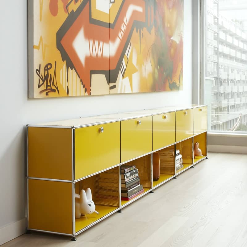 Ein gelbes Sideboard steht unter einem gelben Bild mit rotem Pfeil drauf